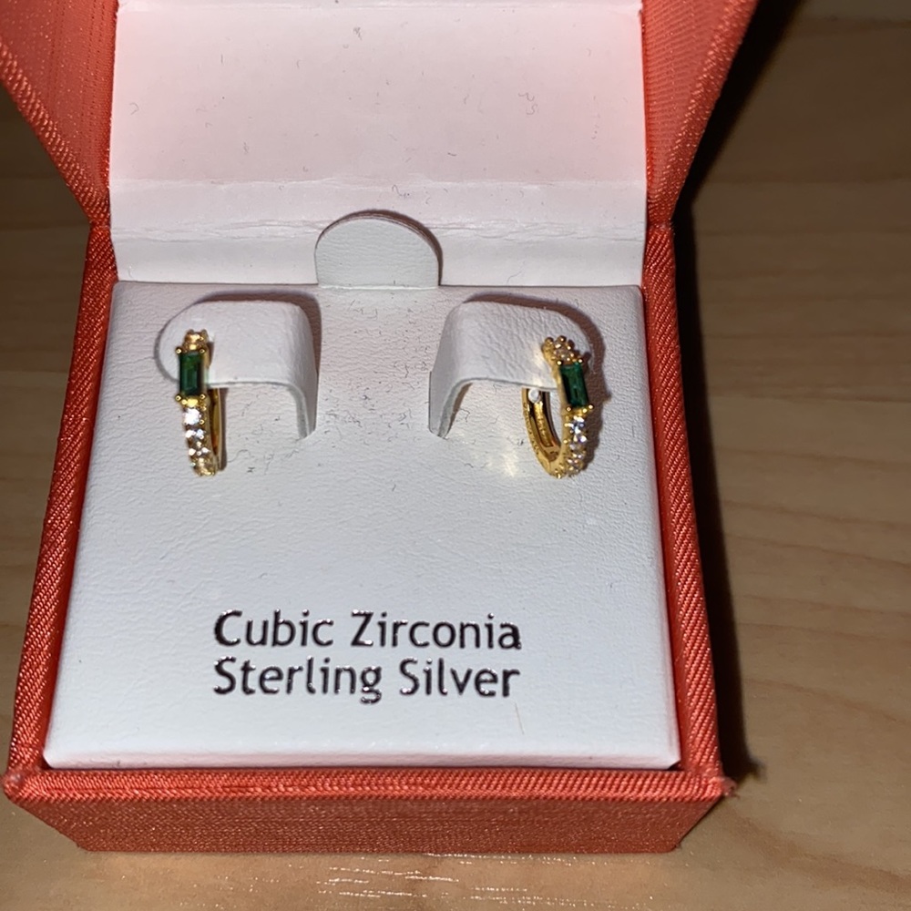 BRAND NEW GIRLS  EARRINGS! NIB. NWT. SMOKE FREE HOME! - Picture 2 of 4